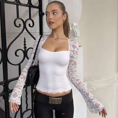 Блузка с кружевами